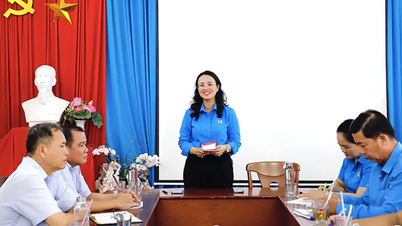 ผู้นำสหภาพแรงงานของเมืองได้เข้าเยี่ยมและมอบของขวัญให้แก่สมาชิกสหภาพแรงงานและคนงานของสหภาพแรงงานขนถ่ายสินค้าท่าเรือประมงตรันเด
