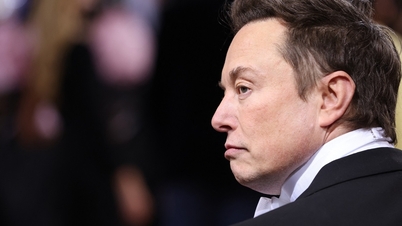 SpaceX ने एलोन मस्क को दुनिया का पहला खरबपति बनाया।