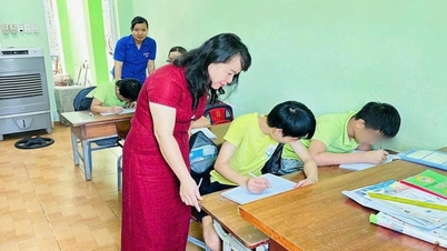 À Da Nang, les enseignants d'enfants handicapés attendent avec impatience leur allocation.