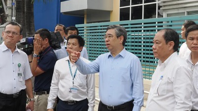 Wakil Sekretaris Komite Partai Kota Ho Chi Minh, Nguyen Phuoc Loc: Prioritaskan ruang kantor yang berlebih untuk meningkatkan kapasitas sistem layanan kesehatan.