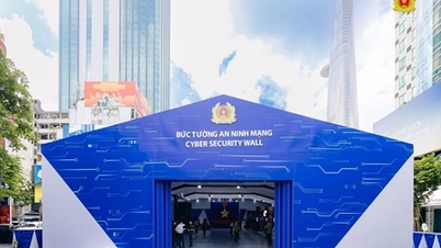 Tens of thousands of people enthusiastically experienced the "Cybersecurity Wall" on Nguyen Hue pedestrian street.