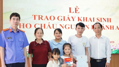 Penyerahan akta kelahiran kepada anak-anak dalam keadaan khusus di Nam Gia Nghia.