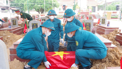 Lấy mẫu hài cốt liệt sĩ tại các nghĩa trang liệt sĩ xã Hoàng An