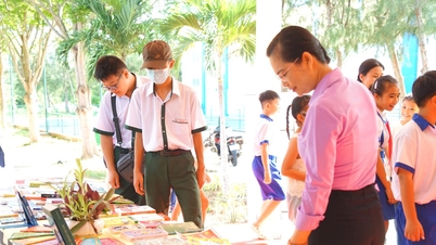 Pameran "Buku - Pengetahuan - Aspirasi untuk Pembangunan Nasional" sedang diselenggarakan di Zona Ekonomi Khusus Phu Quy.