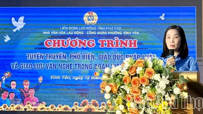 Disseminating legal information to union members and workers in Vinh Yen ward.