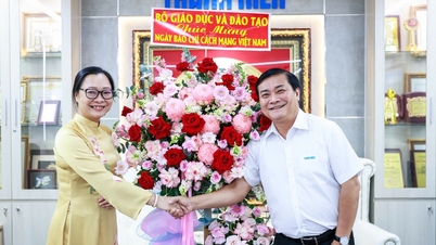 Thứ trưởng Bộ GD-ĐT chúc mừng đội ngũ Báo Thanh Niên dịp 21.6