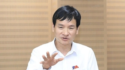 The Party Secretary of a commune in Hanoi wants to give each village head a bicycle so they can ride it daily to visit and check on their neighbors.