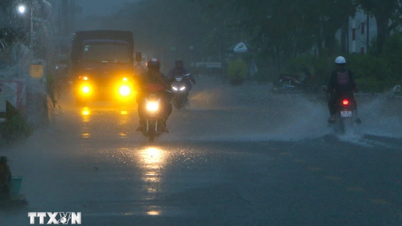 Badai petir di Hanoi, peringatan banjir bandang dan tanah longsor di 3 provinsi dan kota di wilayah tengah.