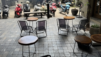 Nachdem er Hunderte Millionen Dong für einen Außenbereich ausgegeben hat, befindet sich der Besitzer des Cafés in einer paradoxen Situation.