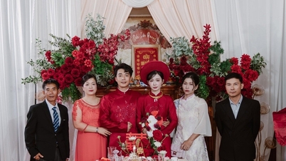両親が離婚から11年を経て娘の結婚式に出席。ドンナイ省出身の花嫁は感動のあまり涙を流した。
