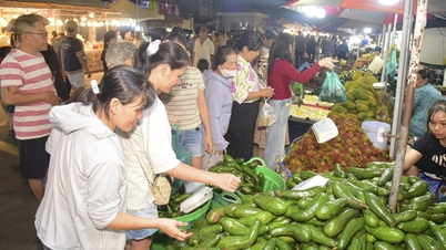 Malam pembukaan Pekan Buah Kota Ho Chi Minh dipenuhi oleh pengunjung dan pembeli.