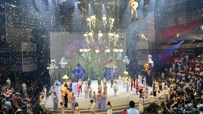 Anak-anak di Kota Ho Chi Minh sangat senang menjelajahi Dream Show dengan sirkus, pertunjukan wayang, dan seni pemetaan modernnya.