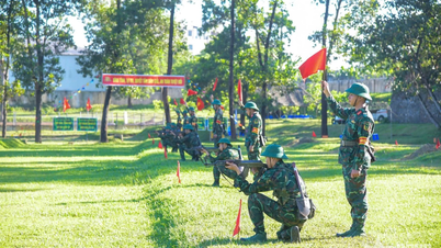 Junge Soldaten des Bataillons 14 der Division 308 befinden sich während einer Übung in der Offensive.