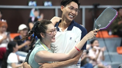 Nguoi Lao Dong Newspaper Pickleball Tournament: Thuy Ngan and Huu Long win first prize in the male and female artist pair category.