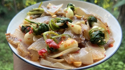牛肉麺の他に、かつてフエに住んでいた人々は、玉ねぎの筋と酢漬けの料理も懐かしく思い出す。