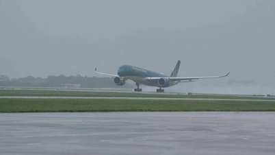Bandara Tan Son Nhat mengalami gangguan operasional akibat hujan lebat.