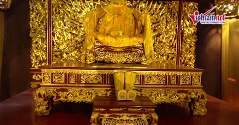 Aula utama berlapis emas di Thanh Hoa menarik ribuan wisatawan setiap hari.