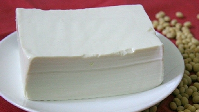 Proč se balené tofu vždy namočené ve vodě? Mělo by se tofu po zakoupení omýt?