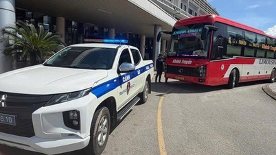 Sang suami melambaikan tangan meminta bantuan kepada mobil polisi di jalan raya karena istrinya akan melahirkan.