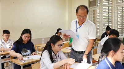 하노이: 응우옌 탓 탄 중고등학교 10학년 입학시험에 5,500명 이상의 학생들이 응시했다.
