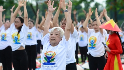 ហាណូយ៖ មនុស្ស ១៥០០ នាក់​ធ្វើ​បាតុកម្ម​យូហ្គា​ទ្រង់ទ្រាយ​ធំ​មួយ​នៅ​ទិវា​យូហ្គា​អន្តរជាតិ ឆ្នាំ ២០២៦។