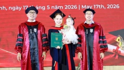 Lễ tốt nghiệp đặc biệt của nữ thạc sĩ: ngày nhận bằng có thêm người đồng hành