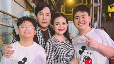 Kim Tu Long's son sings Luong Son Ba - Chuc Anh Dai with his mother Trinh Trinh.