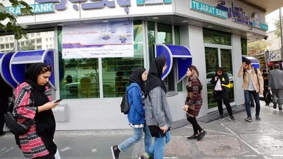 Empat bank besar di Iran lumpuh secara bersamaan akibat serangan siber.