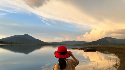 Infographic: Lake Biển Hồ changes color at sunset.
