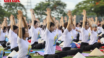 1.500 mennesker deltog i arrangementet, der fejrede International Yogadag 2026 i Hanoi.