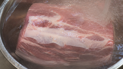 3 ways to thaw meat that should be avoided because they reduce protein content.