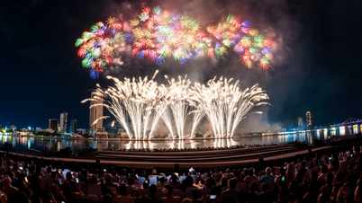 Los turistas internacionales quedaron impresionados por el espectáculo de fuegos artificiales con sonido en Da Nang.