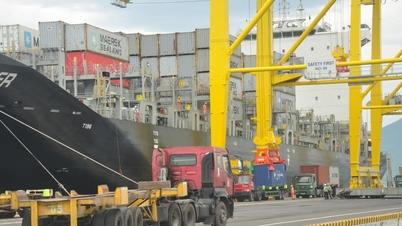 Layanan transportasi dan pergudangan mengalami pertumbuhan positif.