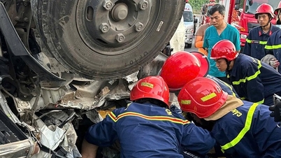Відео показує порятунок водія, який опинився в пастці після аварії на трасі Ла Сон - Хоа Ліен.