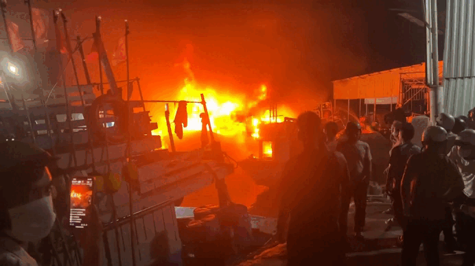 Un barco pesquero se incendia en el puerto pesquero de Phuoc Tinh.