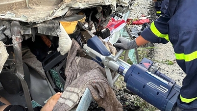 Rescuers save driver trapped in truck cabin after accident on La Son - Hoa Lien highway.