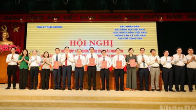 [Foto] Underskrivelsesceremoni for samarbejdsprogrammet mellem 5 centrale nyhedsbureauer og Thai Nguyen Provincial Party Committee.