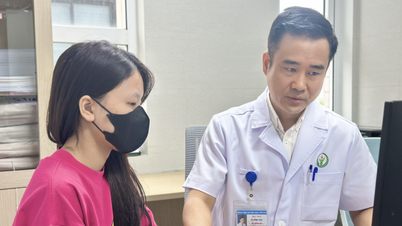 ຍິງສາວຄົນໜຶ່ງປະສົບກັບຄວາມເຈັບປວດ ແລະ ຍ່າງຍາກຍ້ອນເນື້ອງອກໜັກ 1.6 ກິໂລກຣາມ "ຕິດ" ຂາຂອງລາວ.
