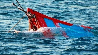 Рыболовецкое судно затонуло ночью в море; солдаты спасли 3 рыбаков.