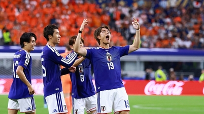 Japani 2-2 Alankomaat: Entiset Manchester Unitedin legendat kunnioittavat Moriyason joukkuetta.