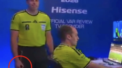 هل أثار حكم تقنية الفيديو المساعد (VAR) في كأس العالم 2026 جدلاً واسعاً بسبب لفتة عنصرية مزعومة؟