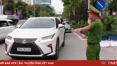 Hanoi'de yapım aşamasındaki yollarda yaşanan trafik sıkışıklığıyla mücadele.