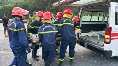 Equipes de resgate trabalham para libertar o motorista preso na cabine de um caminhão tombado na rodovia La Son - Tuy Loan.