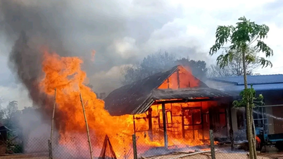 Uma casa longa tradicional em Dak Lak foi destruída por um incêndio.