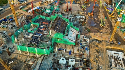 Dentro do enorme canteiro de obras do maior estádio do Vietnã.