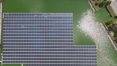 Hoa Phat Dung Quat Steel installiert an seinem Ausgleichssee eine Solaranlage mit einer Kapazität von über 2.500 kWp.