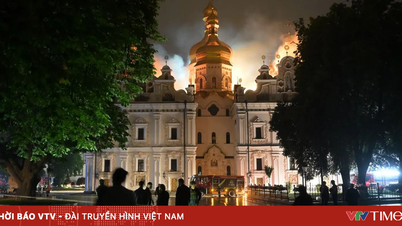 Kebakaran terjadi di sebuah biara berusia hampir 1.000 tahun di ibu kota Ukraina.