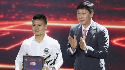 HLV Kim Sang Sik trao danh hiệu Cầu thủ xuất sắc nhất V-League cho Quang Hải