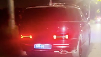Mobil berplat biru yang menyebabkan kecelakaan dan kemudian meninggalkan lokasi kejadian dengan lampu darurat menyala bukanlah mobil polisi.