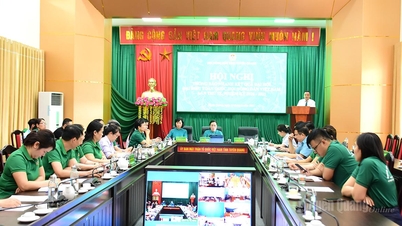 Para anggota asosiasi petani menyumbangkan lebih dari 2,4 miliar VND untuk program pembangunan pedesaan yang baru.